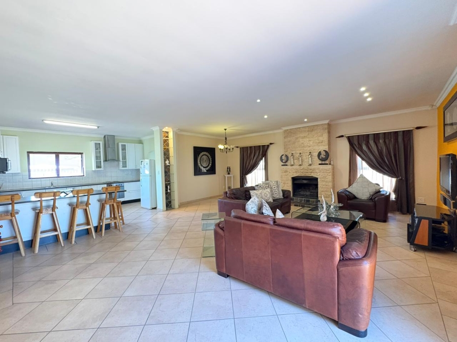 To Let 4 Bedroom Property for Rent in Uitzicht Western Cape